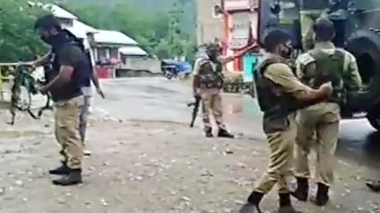 जम्मू कश्मीर के अनंतनाग में सीआरपीएफ पार्टी पर आतंकी हमला