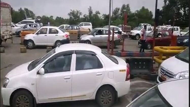 सायन पनवेल हाईवे पर रुका रहा ट्रैफिक