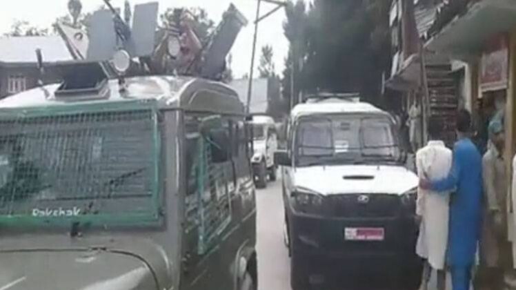 गोलीबारी में 1 आम नागरिक और 2 सिक्योरिटी गार्ड की मौत हो गई