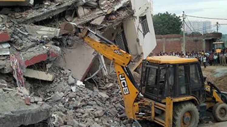 सुबह-सुबह: ग्रेटर नोएडा में गिरीं 2 इमारतें