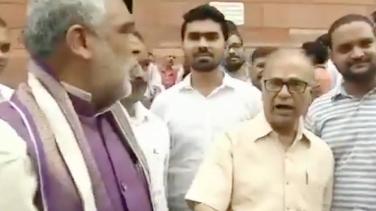 अश्विनी चौबे और कांग्रेसी सांसद प्रदीप भट्टाचार्य आपस में भिड़ गए