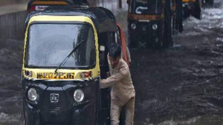 क्रांतिकारी बहुत क्रांतिकारी: ठप पड़ी मुंबई, तमाशा देख रही सरकार