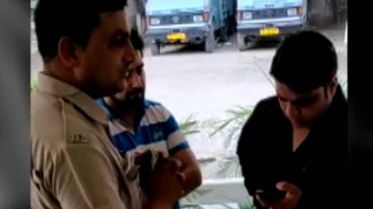 सिपाही ने बीच रास्ते में भैंसों को बेच डाला, माफी का वीडियो वायरल