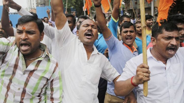 मराठा आरक्षण की मांग को लेकर विरोध करते लोग