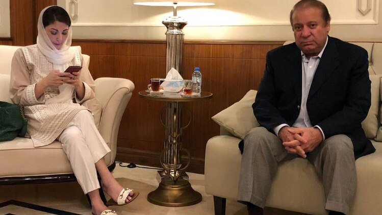 नवाज शरीफ बेटी मरियम के साथ