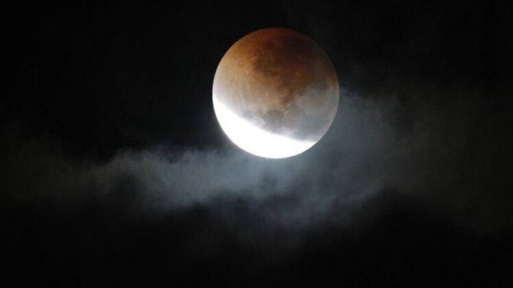 सदी का सबसे लंबा पूर्ण चंद्रग्रहण आज, जानें खास बातें