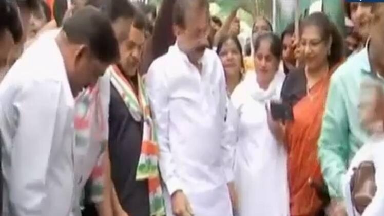 मुंबई में गड्ढों के खिलाफ कांग्रेस का विरोध प्रदर्शन