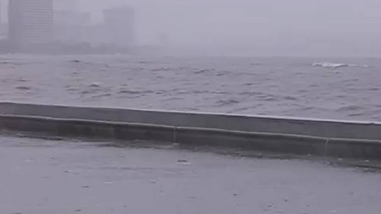 मुंबई में लहरों का उफान, शहर फिर परेशान