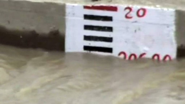 यमुना नदी खतरे के पास