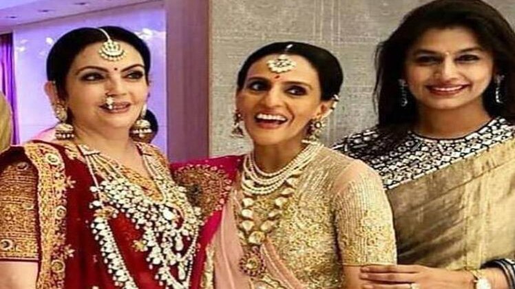 अंबानी परिवार में सगाई की ग्रैंड पार्टी, लगा सितारों का मेला