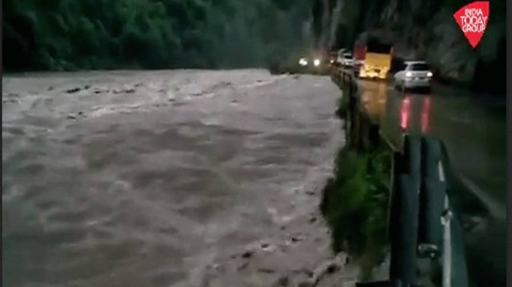 हिमाचल में नदियां उफान पर