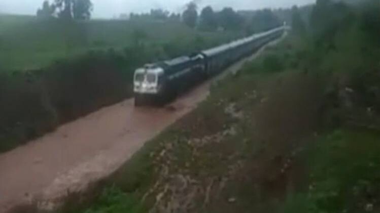 ओडिशा में जब सैलाब के बीच फंस गई ट्रेन