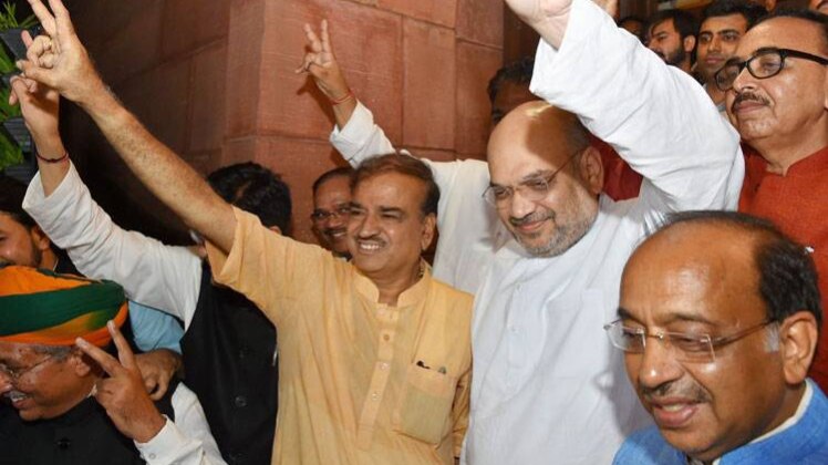 अविश्वास प्रस्ताव गिरने के बाद ऐसे नजर आए बीजेपी नेता