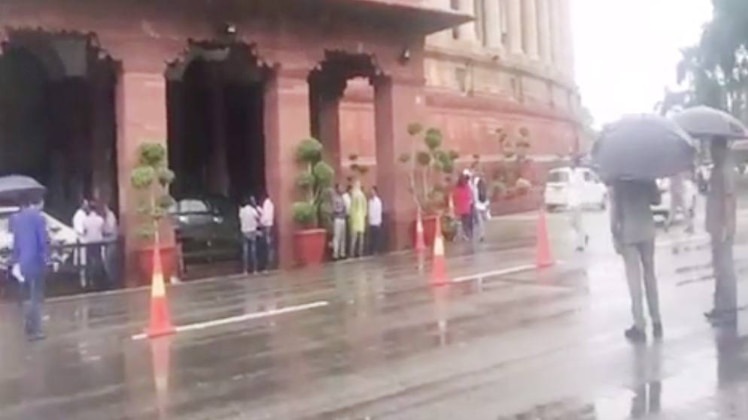 तेज बारिश और जलभराव से सांसद भी परेशान