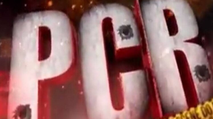 PCR: बीच सड़क पिट गया मजनू