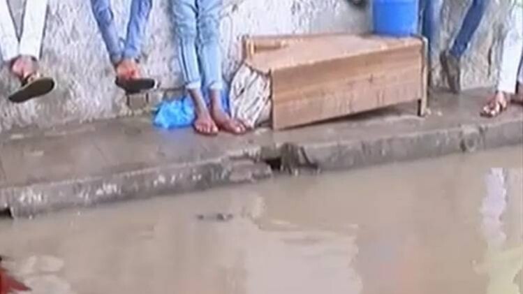 पहली ही बारिश में बेहाल दिल्ली, कई जगह जलभराव