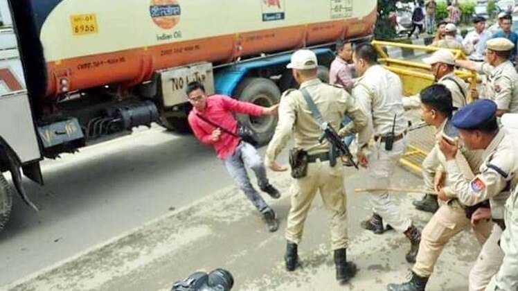 पुलिस की लाठी खाने के बाद टैंकर के नीचे आया मणिपुरी छात्र