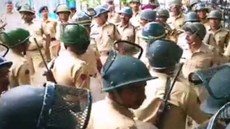 आंदोलनकारियों को रोकने के लिए बढ़ाया गया पुलिसबल