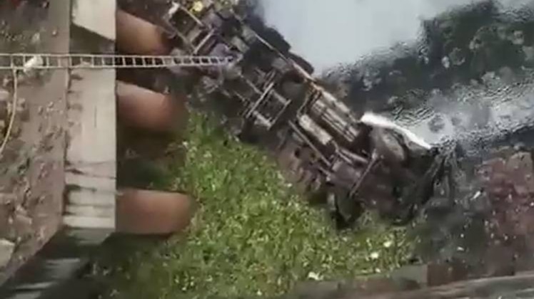 पुणे में पुल से गिरा ट्रक, रेस्क्यू ऑपरेशन जारी