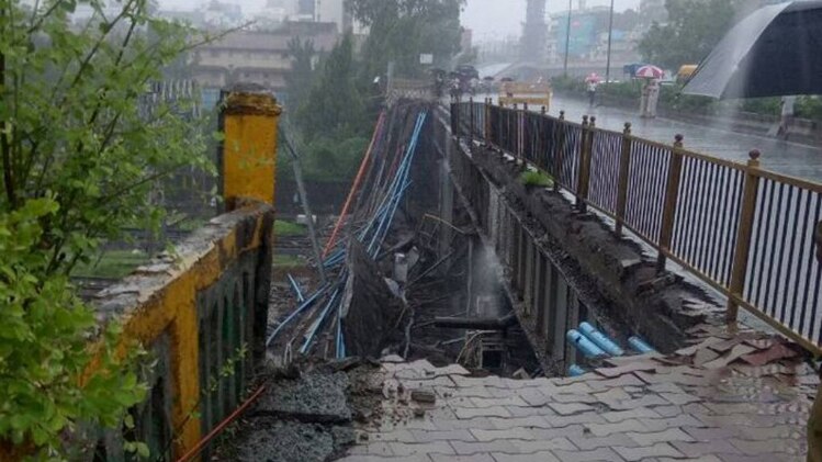 मुंबई में ओवरब्रिज का स्लैब गिरा