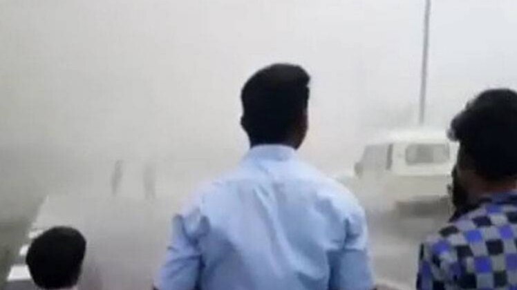 पाइप लाइन फटने से कैसे उठा 60 फीट ऊंचा पानी का फव्वारा