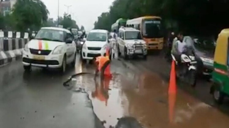 तेज बारिश से दिल्ली की सड़कें टूट-फूट गईं