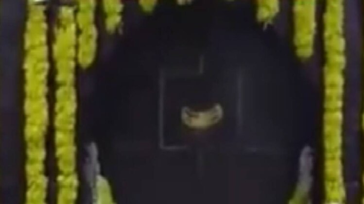 मंदिर की दीवार पर आस्था की तस्वीर