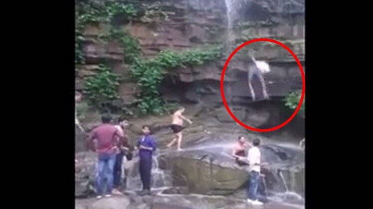 सेल्फी के चक्कर में जान जाते- जाते बची!