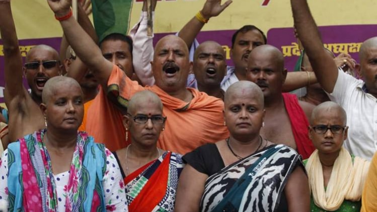 महिला शिक्षामित्रों ने मुंडवाया सिर, सरकार के खिलाफ किया प्रदर्शन