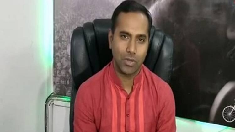 SP की मांग- योगी के सामने हाथ जोड़ने वाले ऑफिसर के खिलाफ हो कार्रवाई