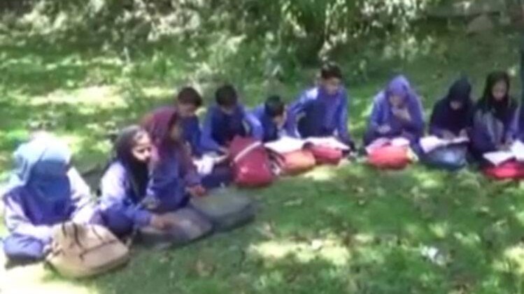 सड़क पर पढ़ रहे बच्चे