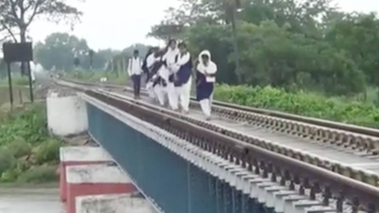 एक ही पुल पर कभी ट्रेन तो कभी बच्चियां