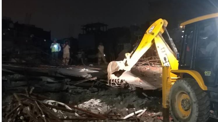 गाजियाबाद में गिरी बिल्डिंग की तस्वीर