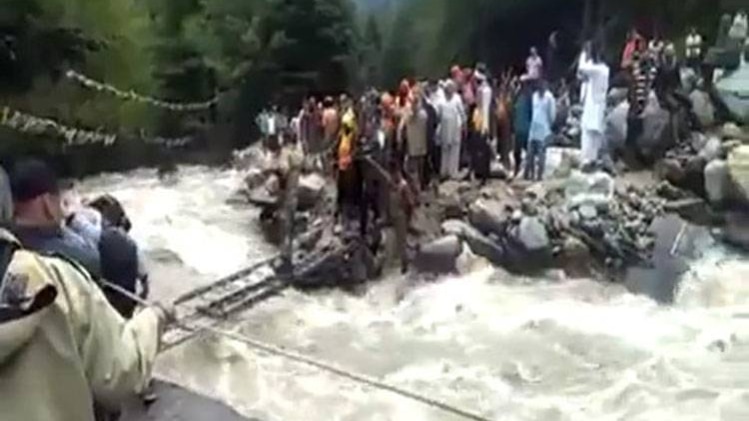 उत्तरकाशी में सेना ने अस्थायी पुल बनाकर लोगों को पार कराया रास्ता.