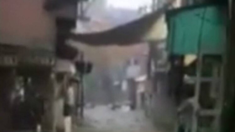 क्या वाराणसी में 'विकास' सड़कों पर बहा? जानिए सच