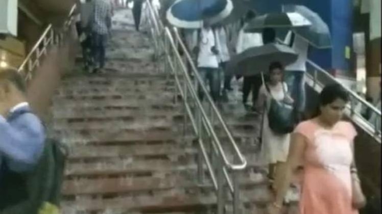 सीढ़ियों पर पानी