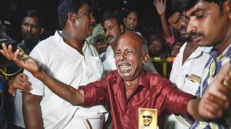 10 तक: करुणानिधि को दफनाने की जगह पर बवाल