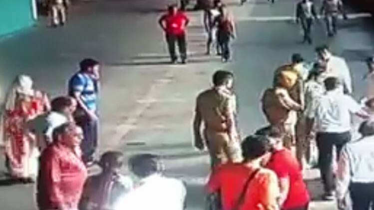 रेलवे पुलिस के जवान की अलर्टनेस से बची महिला की जान