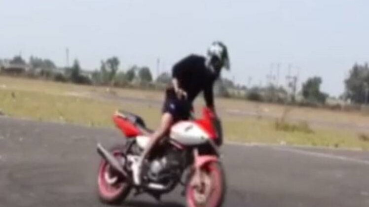 बाइक पर स्टंट करना पड़ा महंगा