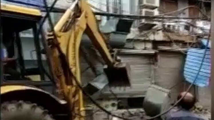 आओ बहस करें: दुकानों के अवैध हिस्से पर बुलडोजर का कहर