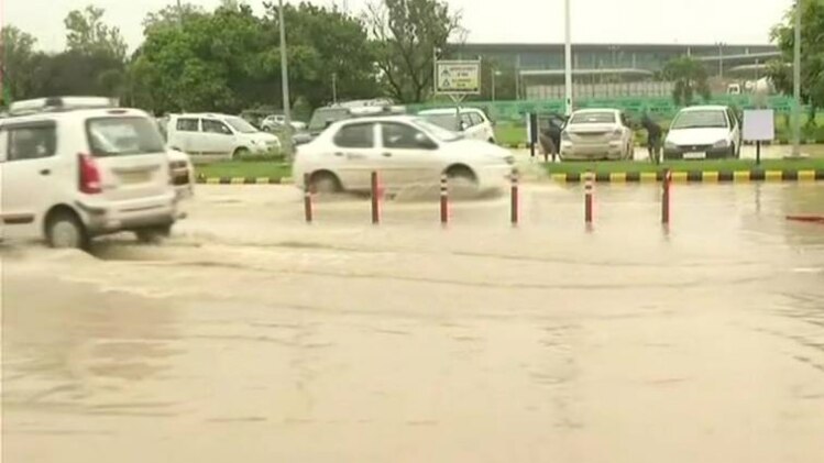 अमौसी एयरपोर्ट के बाहर भरा पानी