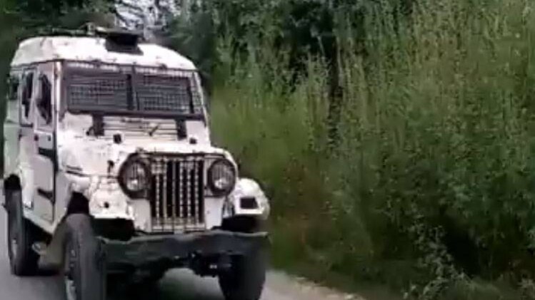 पुलवामा में सीआरपीएफ पर पथराव