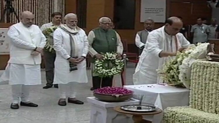 अंतिम सफर पर अटल