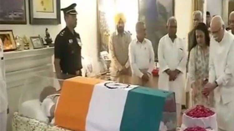 अटलजी को श्रद्धांजलि देने के लिए नेताओं का तांता