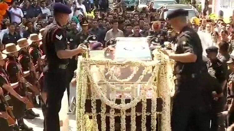 अंतिम सफर पर अटल