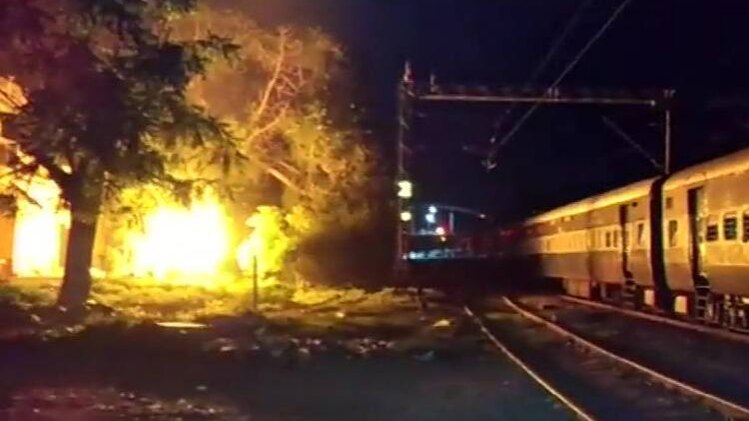 भीड़ ने पास से गुजर रही ट्रेन पर भी पथराव किया