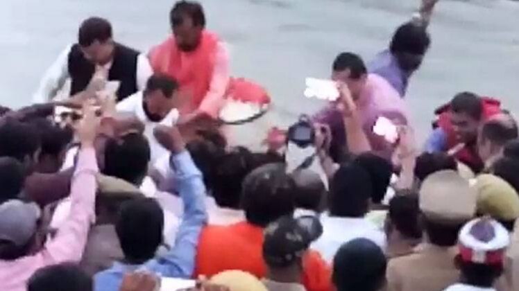 अस्थि विसर्जन के दौरान पलटी नाव