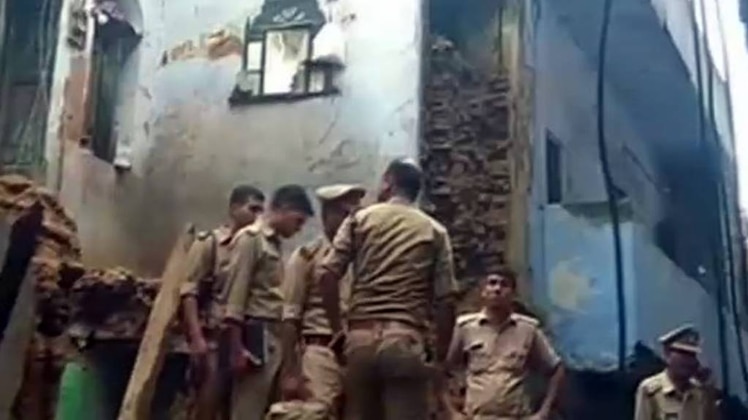 लखनऊ में इमारत गिरी