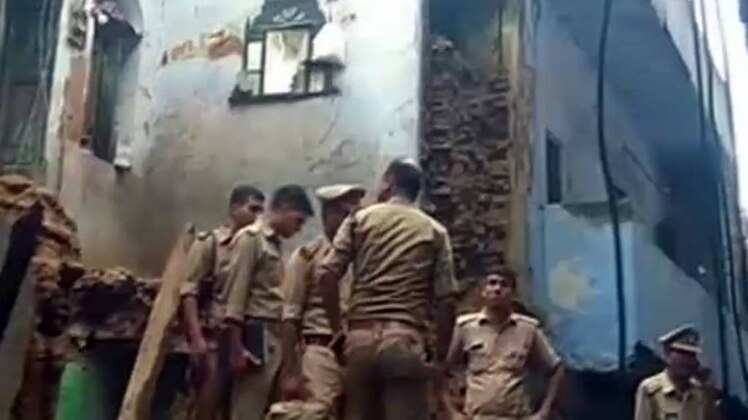 लखनऊ में तीन इमारत गिरीं