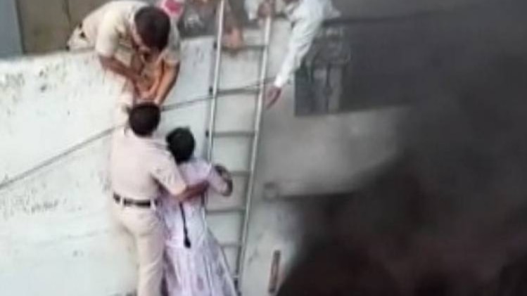 जीवन रक्षक बनकर आए पुलिसकर्मी